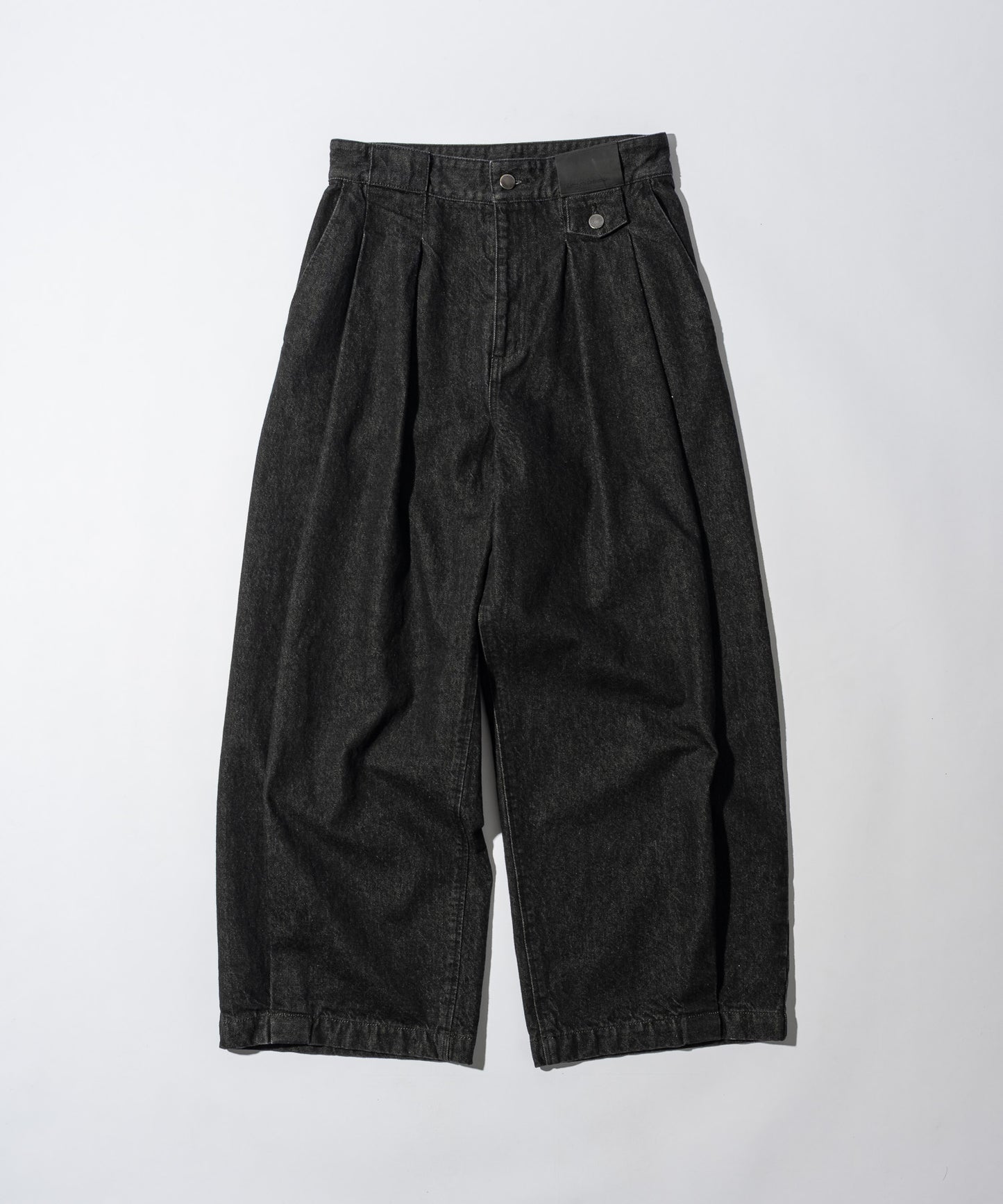 KUROKI Tuck tapered denim pants