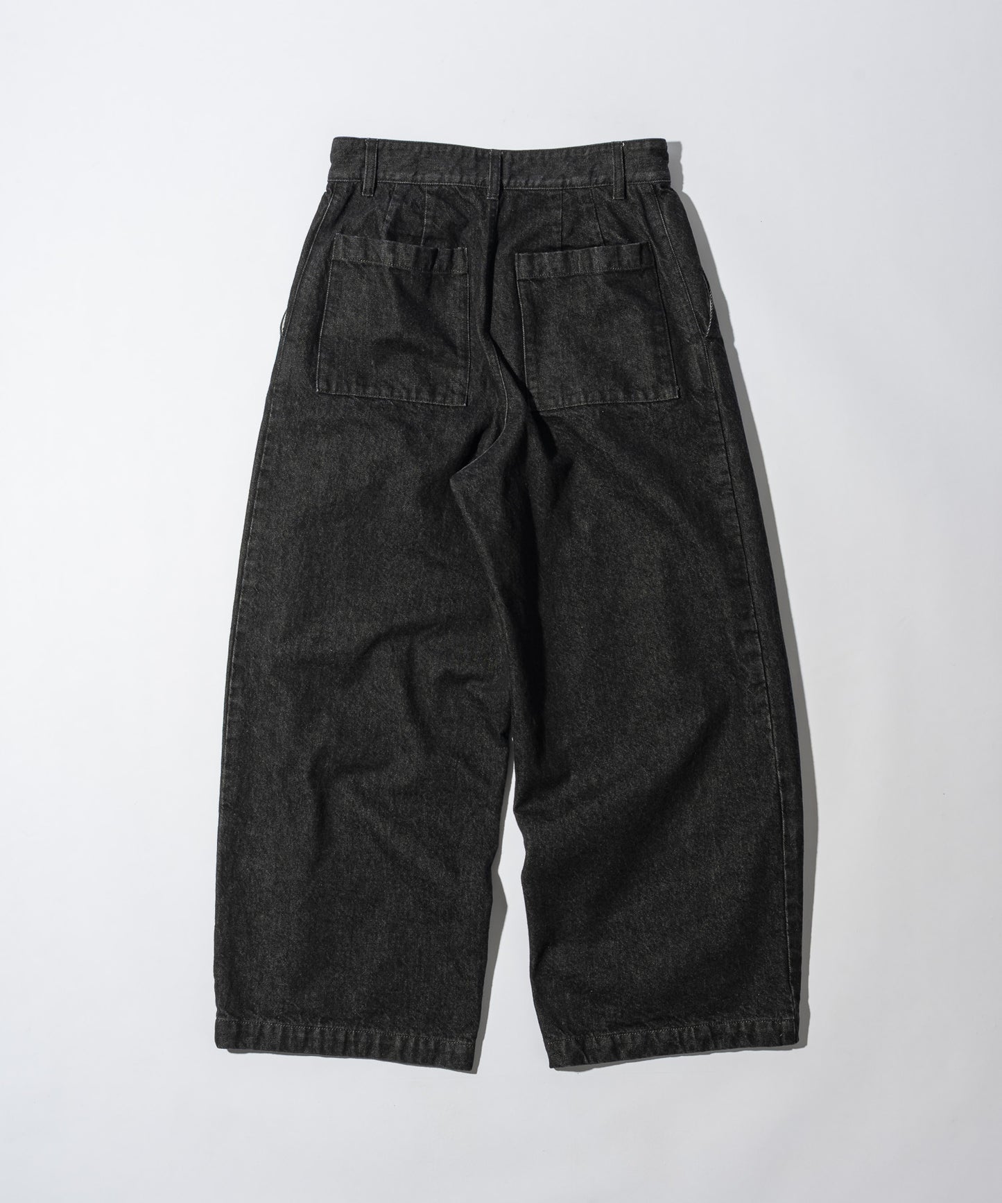KUROKI Tuck tapered denim pants