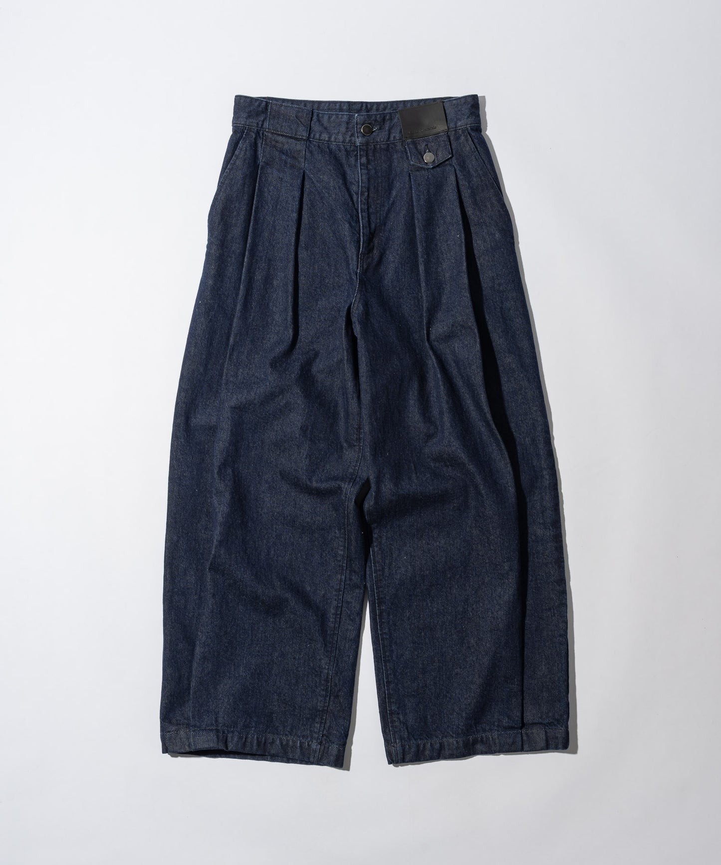 KUROKI Tuck tapered denim pants