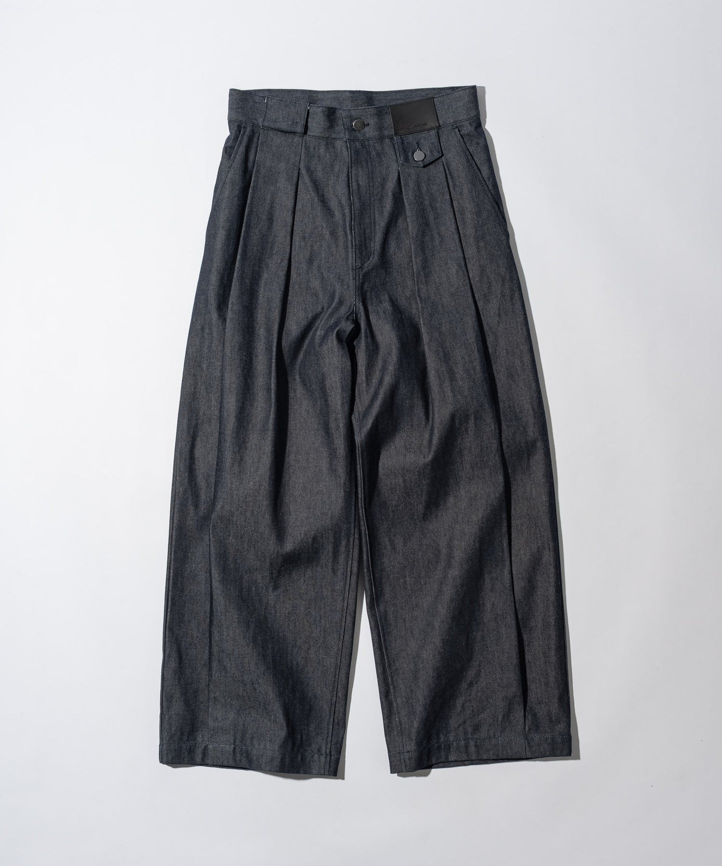 KUROKI Tuck tapered denim pants