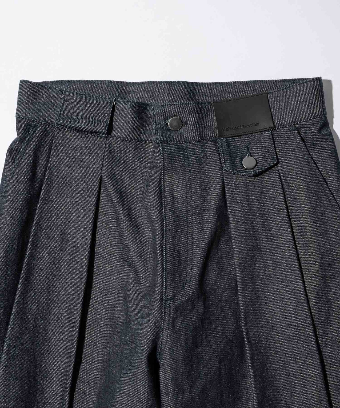 KUROKI Tuck tapered denim pants
