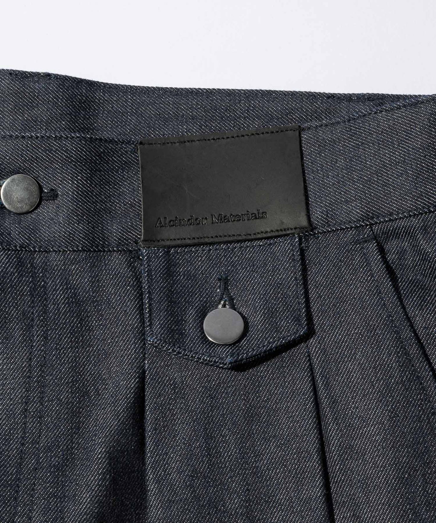 KUROKI Tuck tapered denim pants