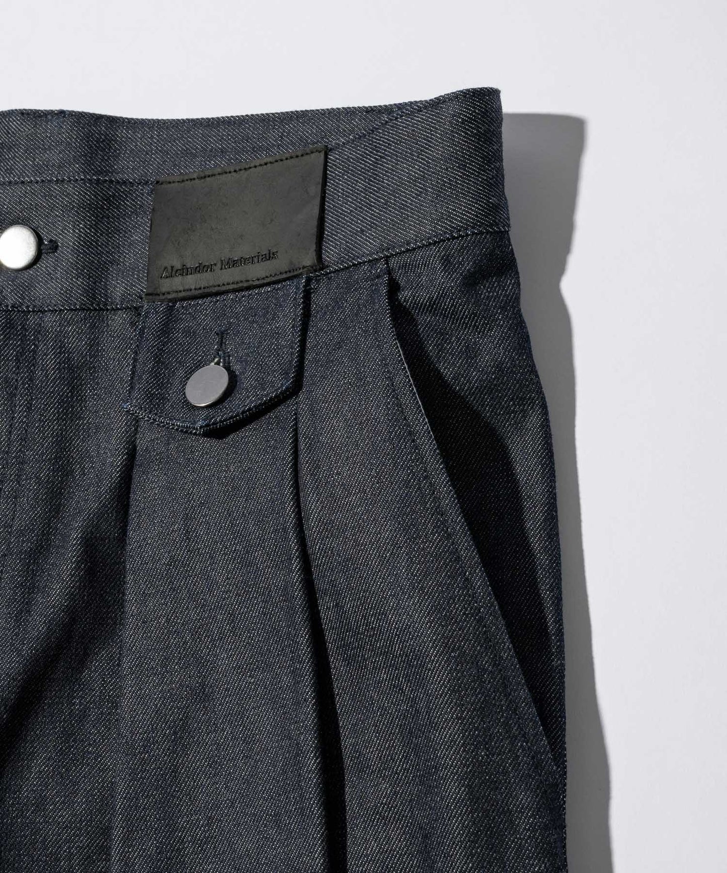 KUROKI Tuck tapered denim pants