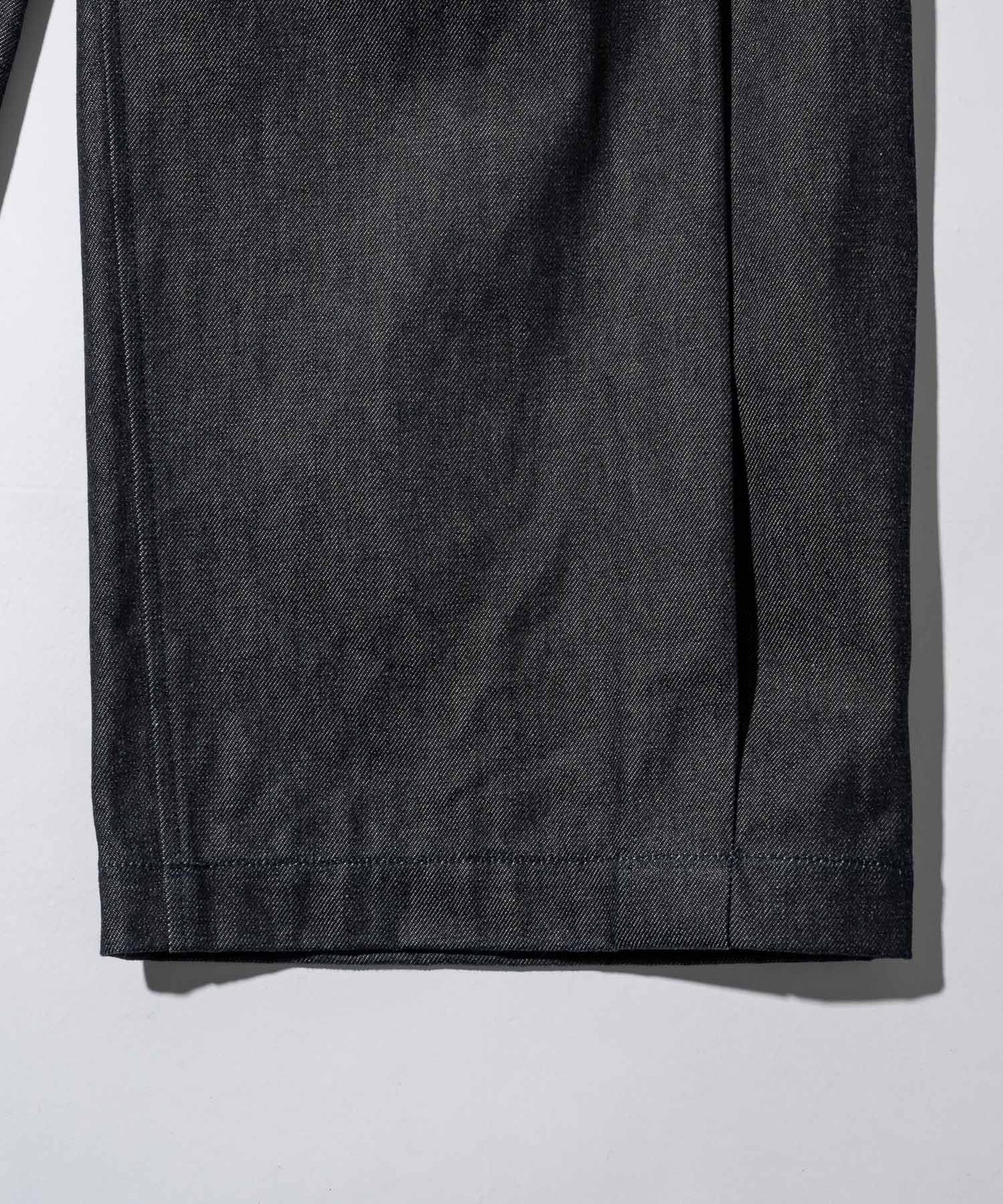 KUROKI Tuck tapered denim pants