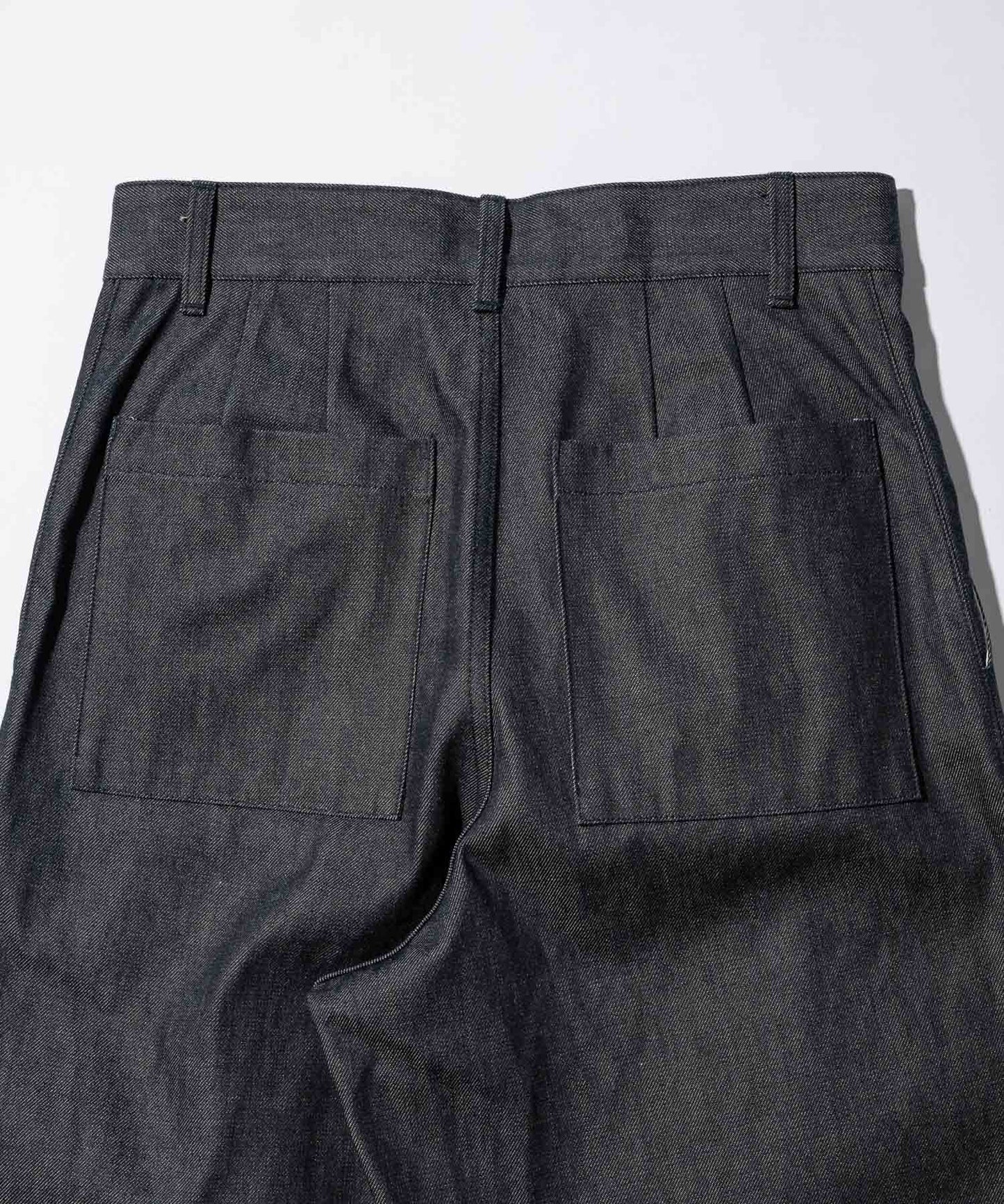 KUROKI Tuck tapered denim pants