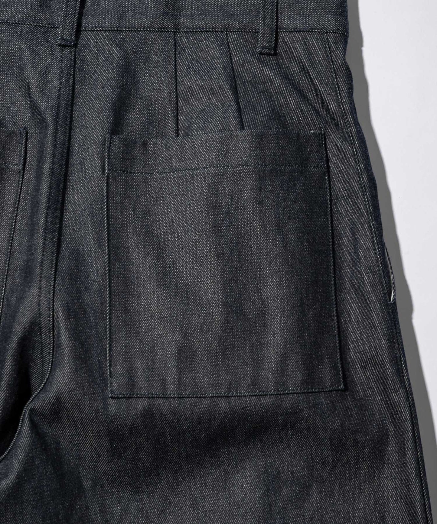 KUROKI Tuck tapered denim pants