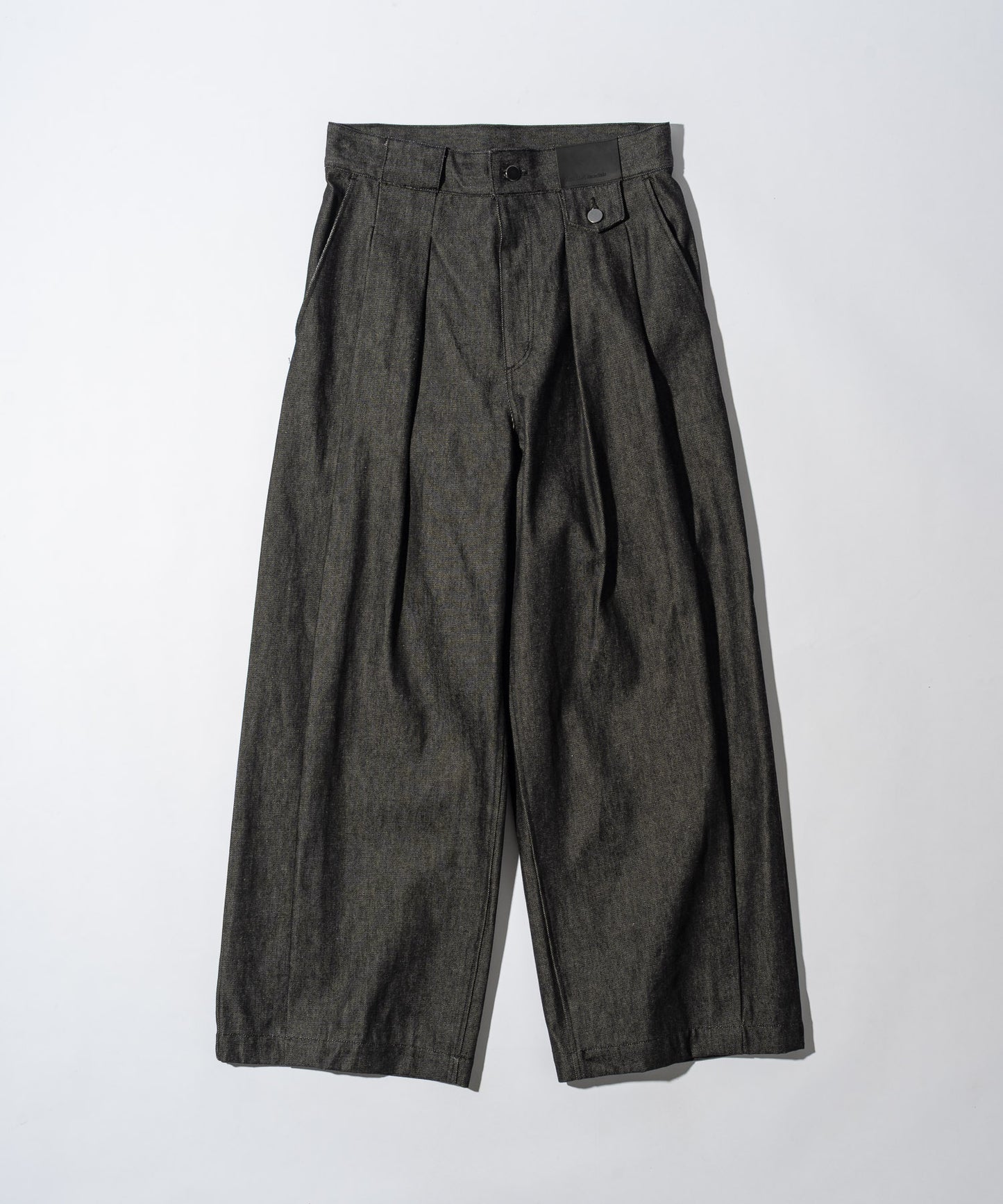 KUROKI Tuck tapered denim pants