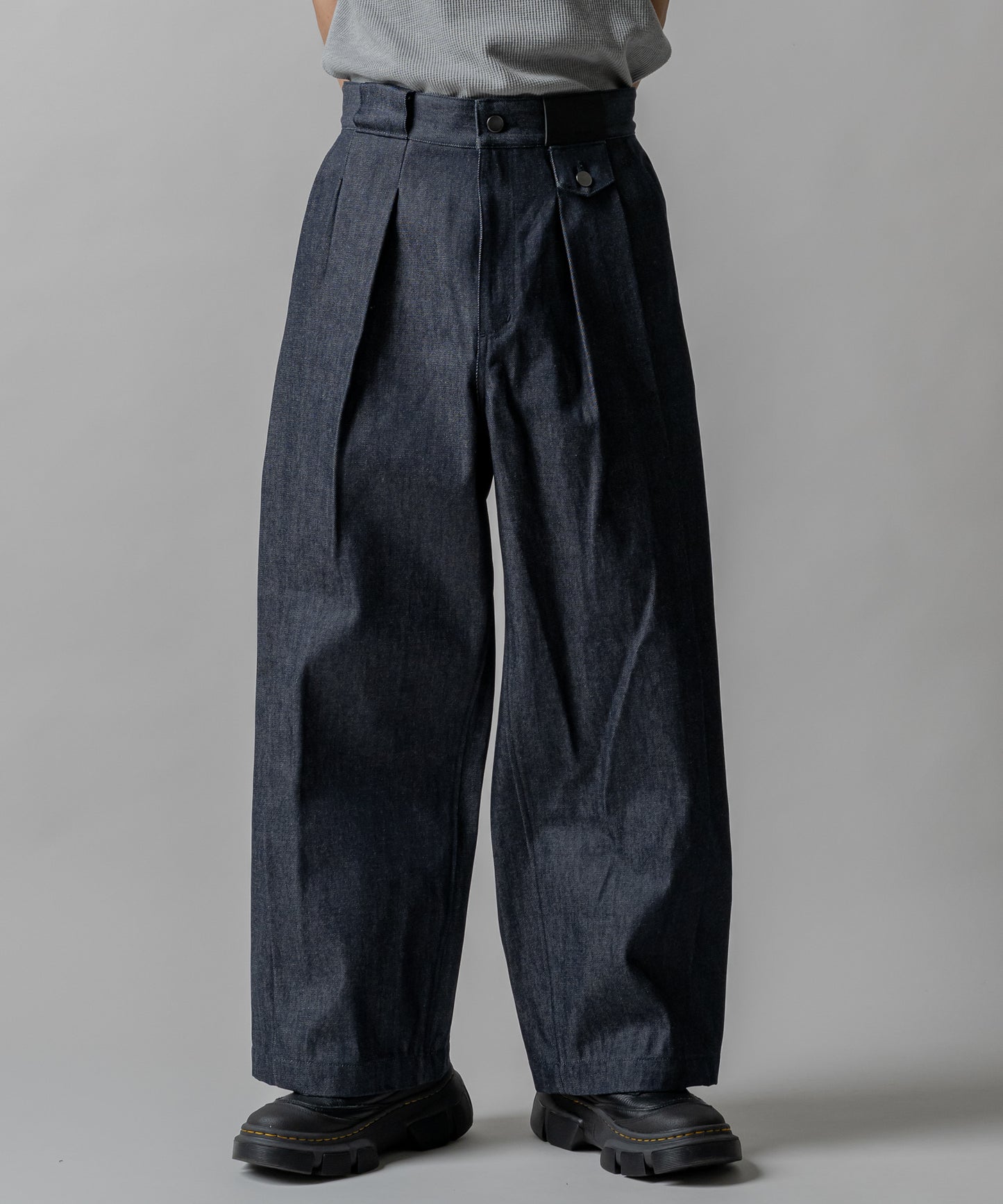 KUROKI Tuck tapered denim pants