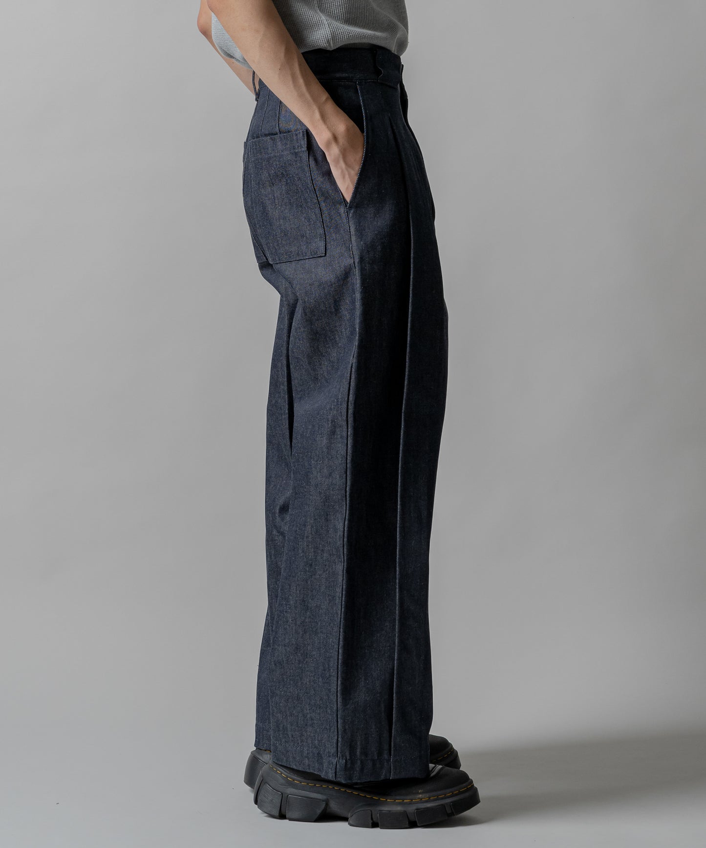 KUROKI Tuck tapered denim pants