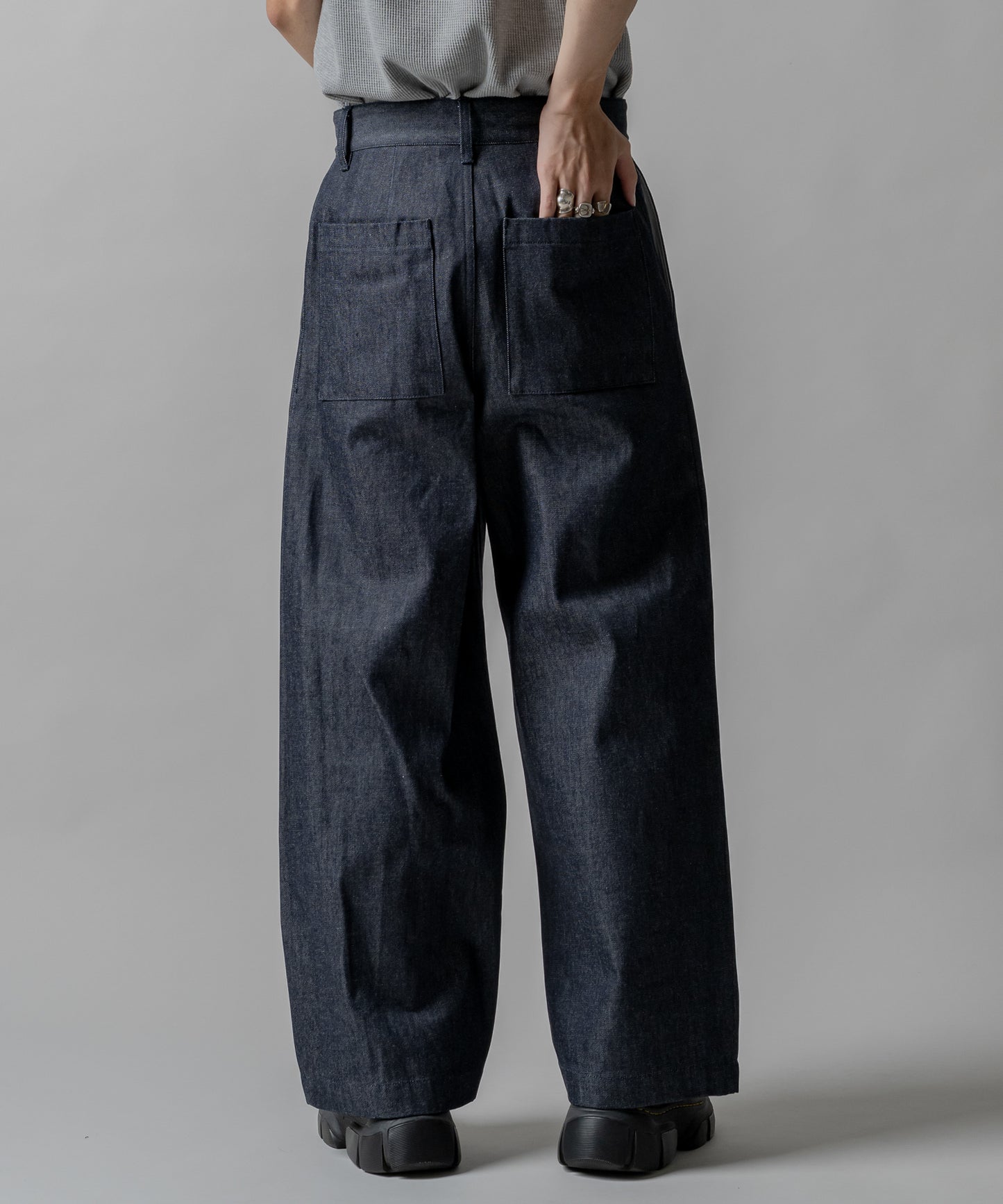 KUROKI Tuck tapered denim pants