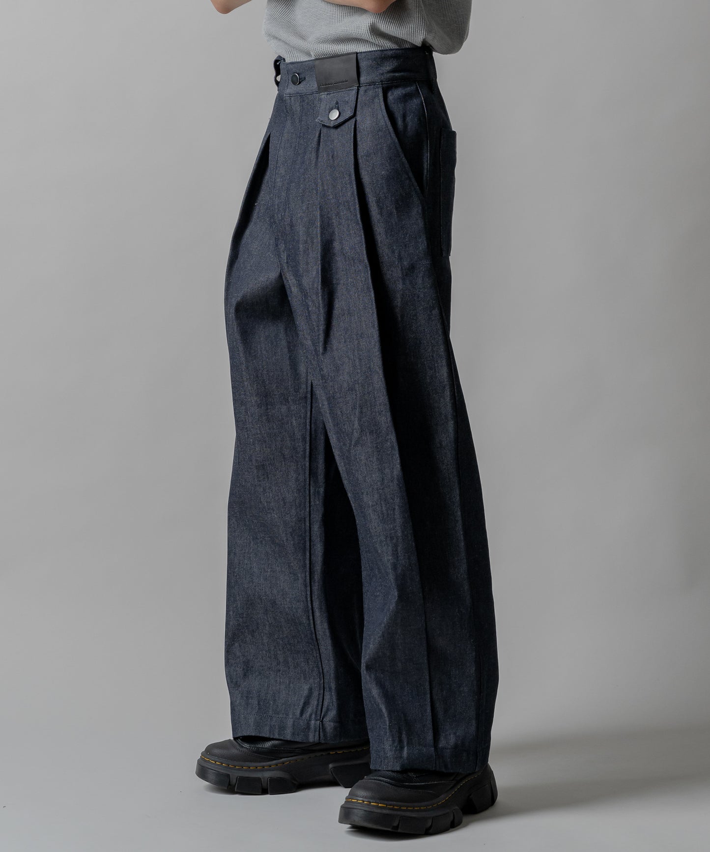KUROKI Tuck tapered denim pants