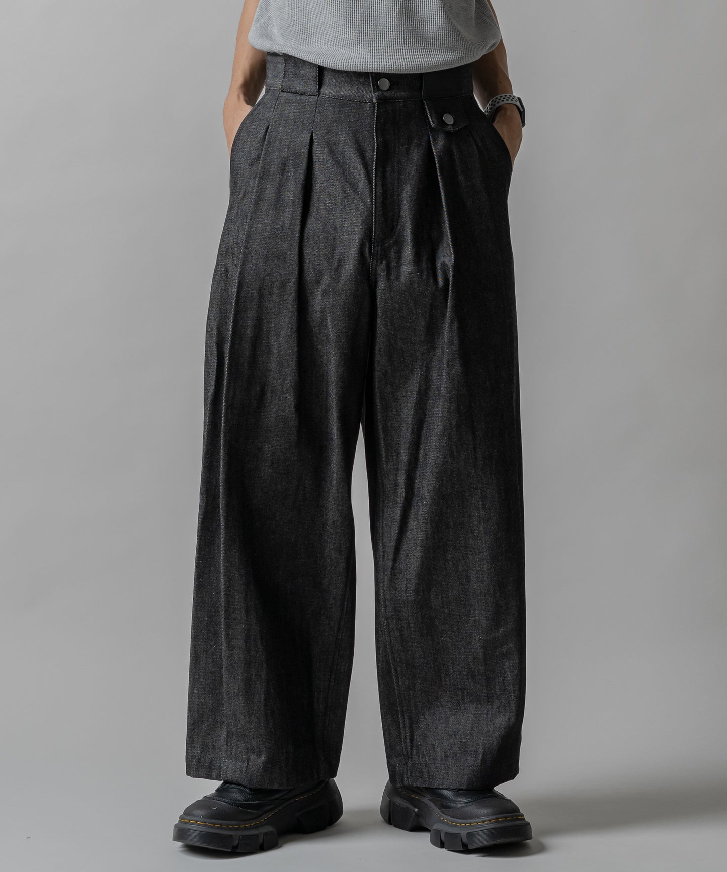 KUROKI Tuck tapered denim pants