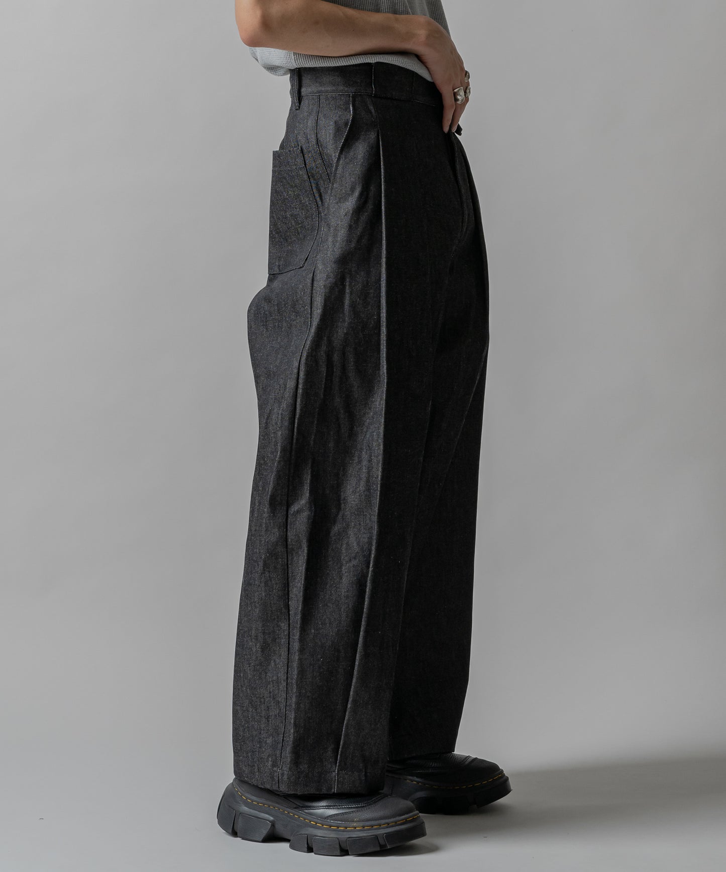 KUROKI Tuck tapered denim pants