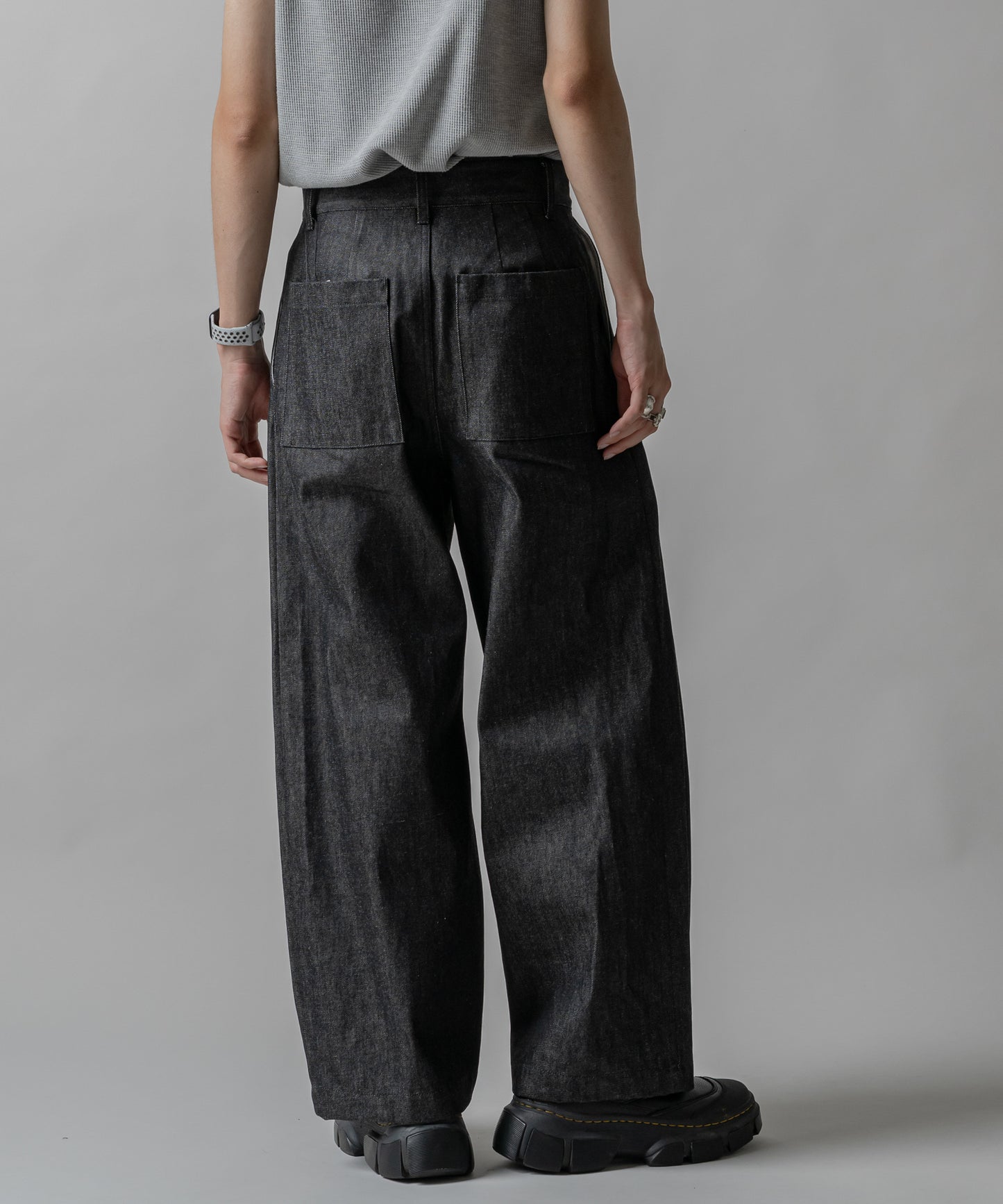 KUROKI Tuck tapered denim pants