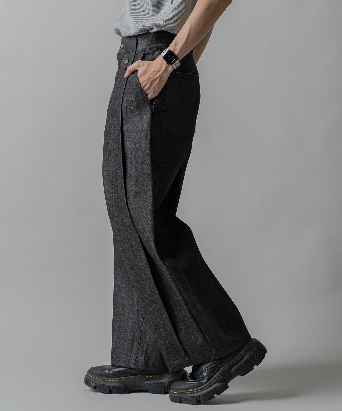 KUROKI Tuck tapered denim pants