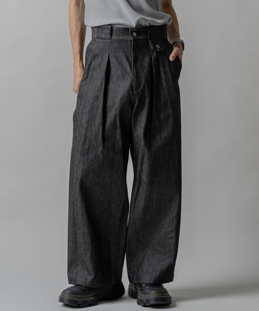 KUROKI Tuck tapered denim pants