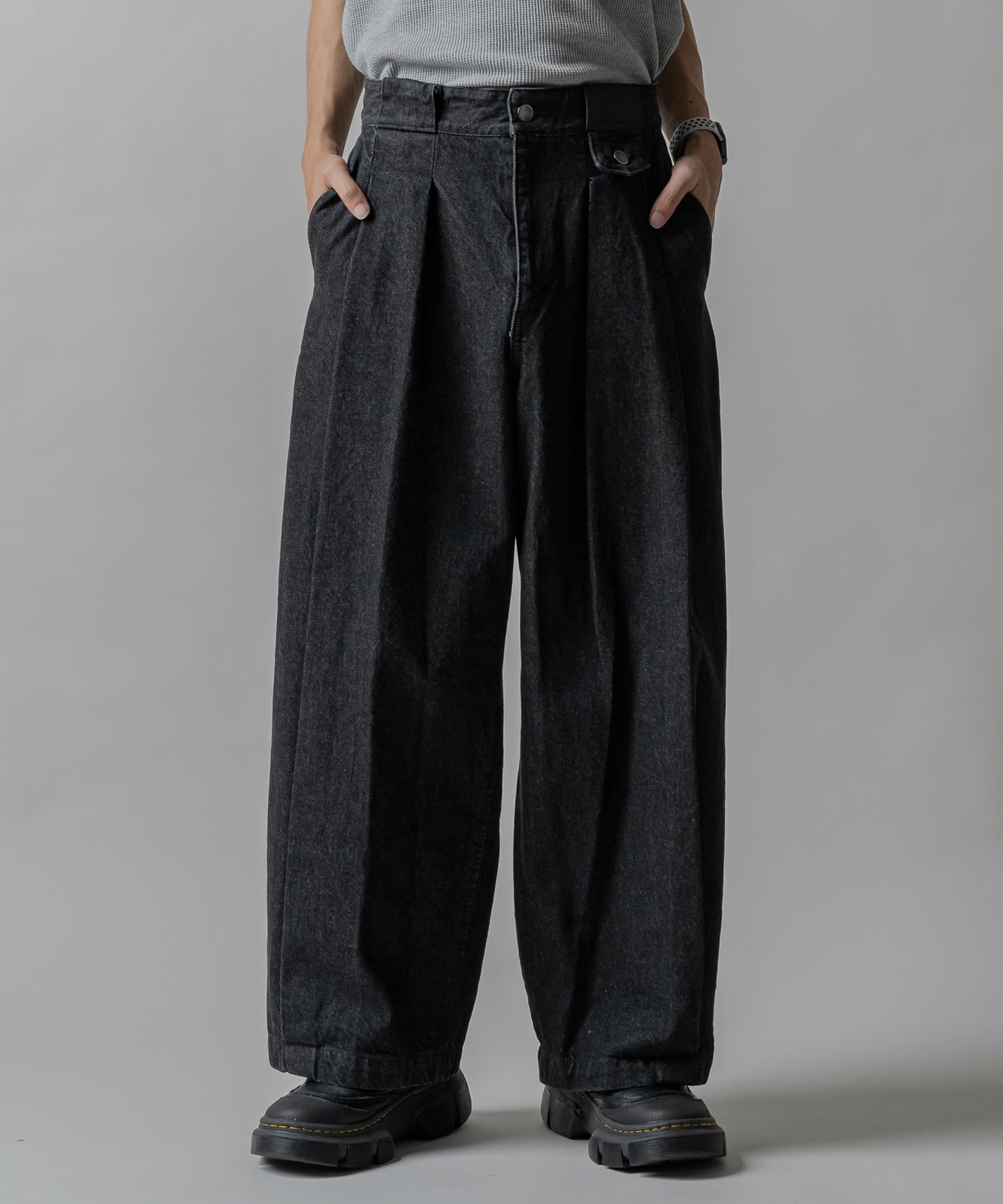 KUROKI Tuck tapered denim pants