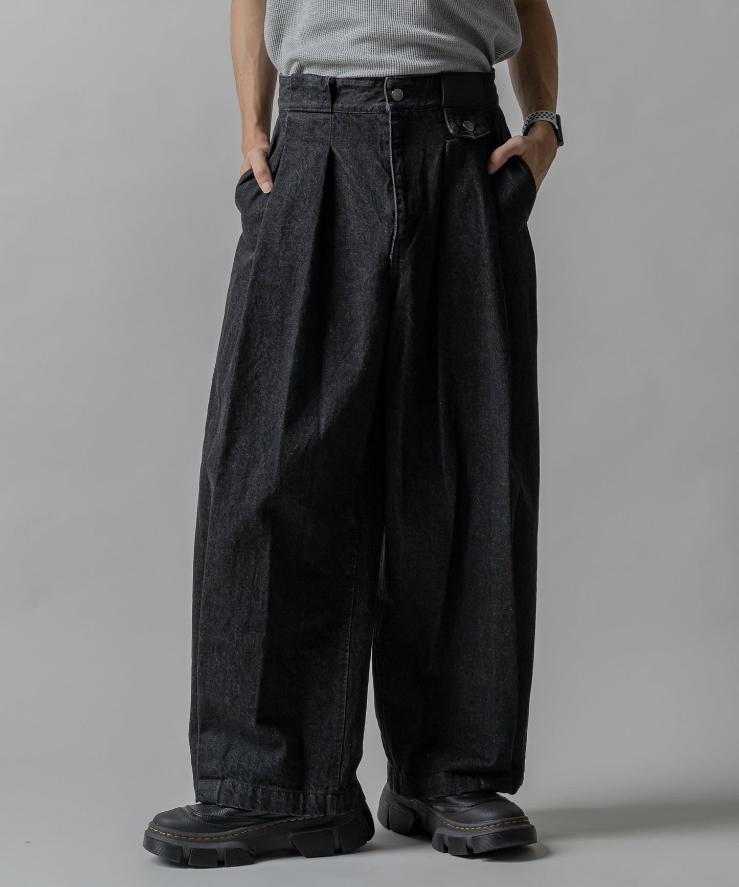 KUROKI Tuck tapered denim pants
