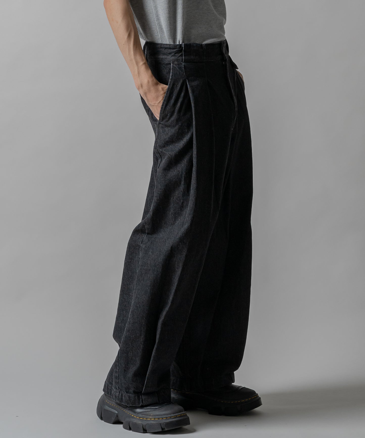 KUROKI Tuck tapered denim pants