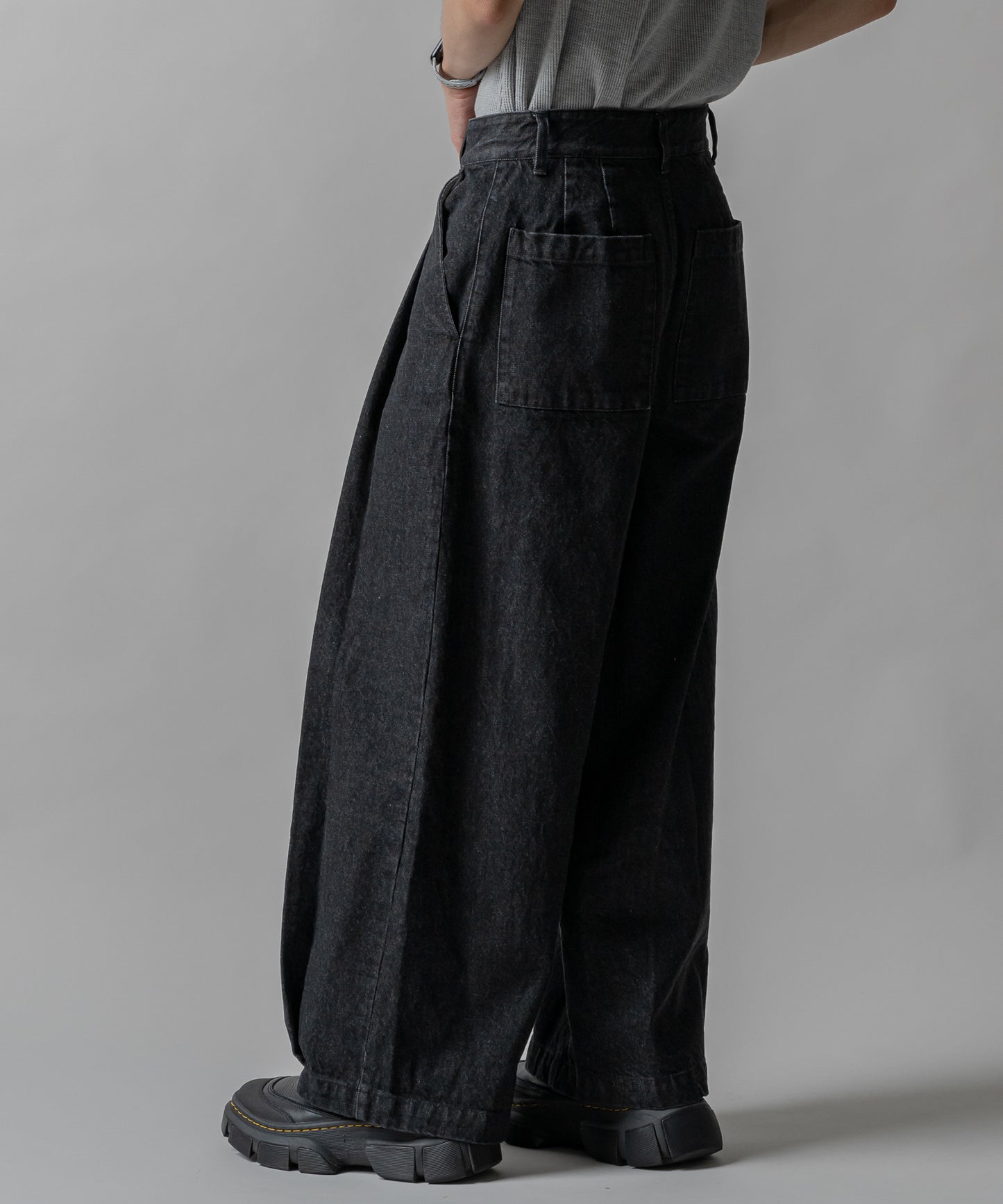 KUROKI Tuck tapered denim pants