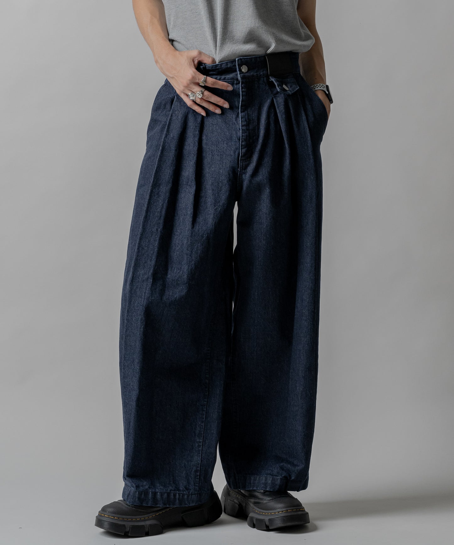 KUROKI Tuck tapered denim pants