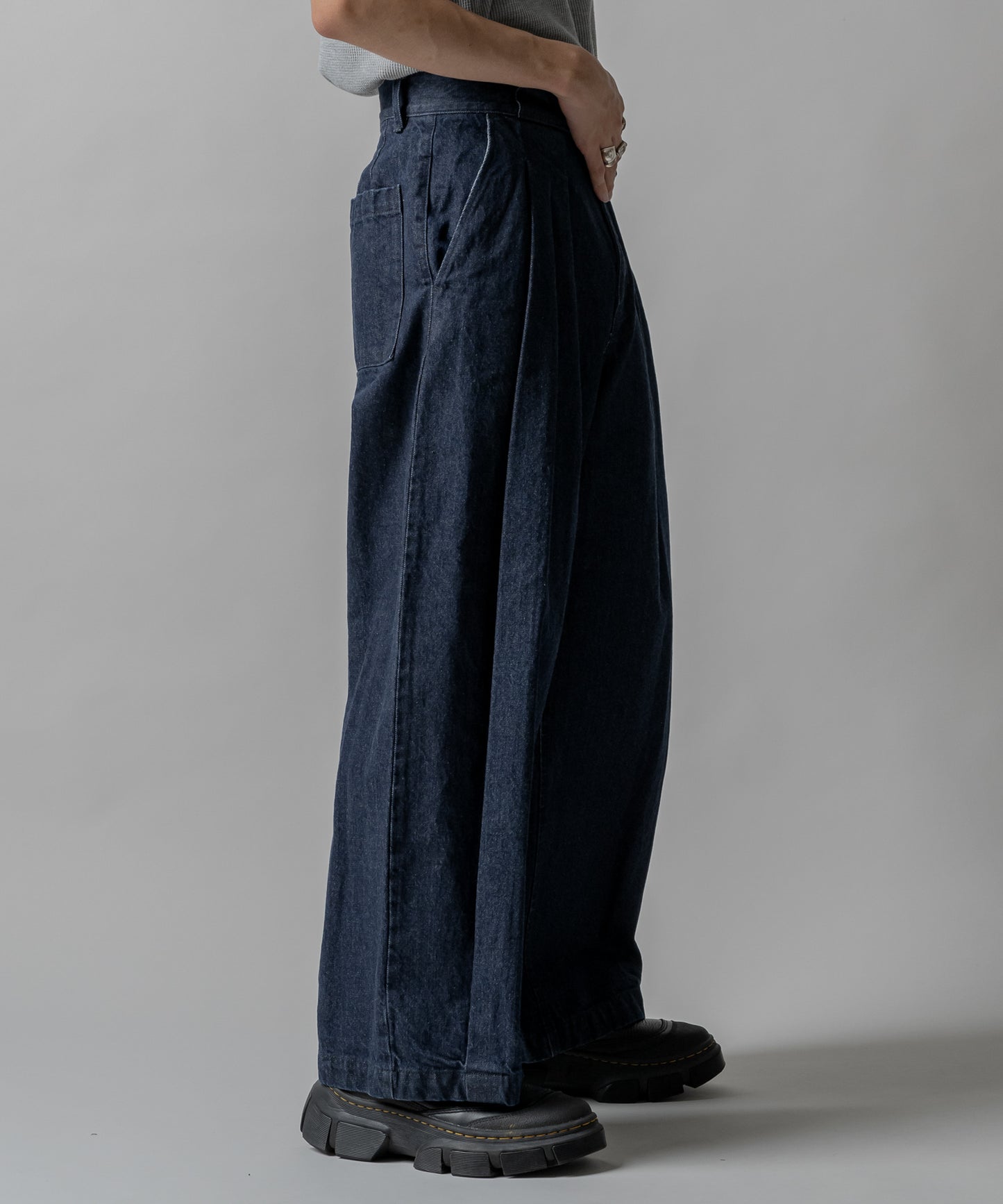 KUROKI Tuck tapered denim pants