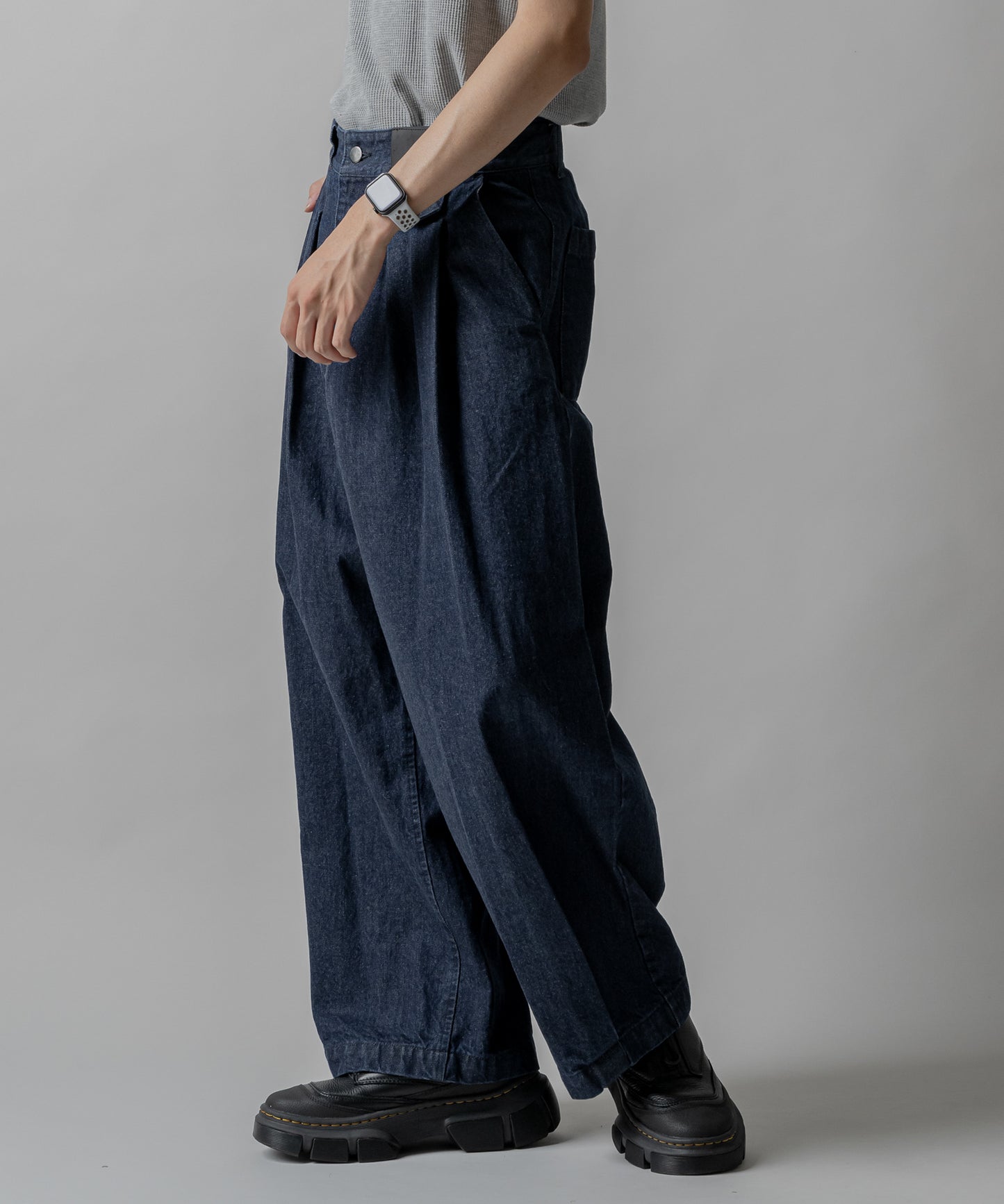 KUROKI Tuck tapered denim pants