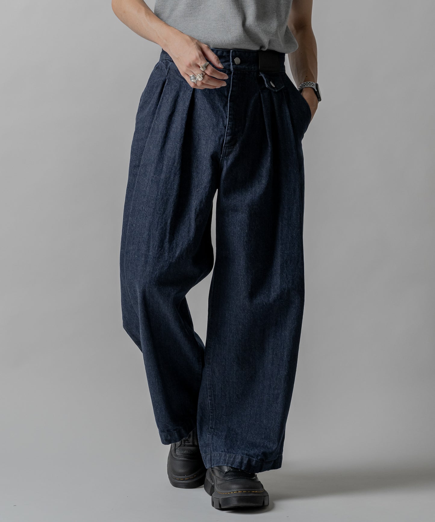 KUROKI Tuck tapered denim pants
